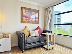 Free carpark, balcony with park views, pool and spa